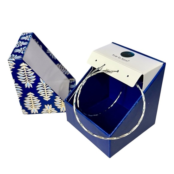 🎁 True to Form 2.5” Faceted Silver Hoop Earrings Hingeback Closure NWT in Box - Picture 3 of 8